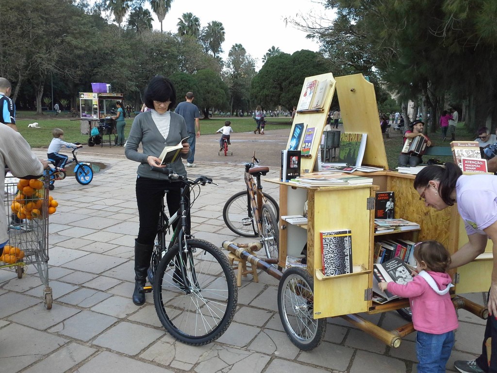 Em Porto Alegre, no Rio Grande do Sul, a Babmucicloteca percorre os parques sobre uma bicicleta feita de bambu.