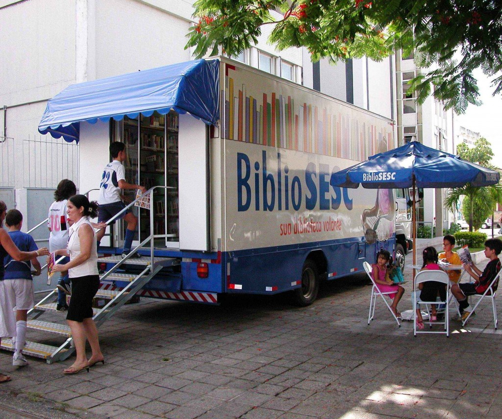 O SESC possui bibliotecas móveis que percorrem todo o Brasil.