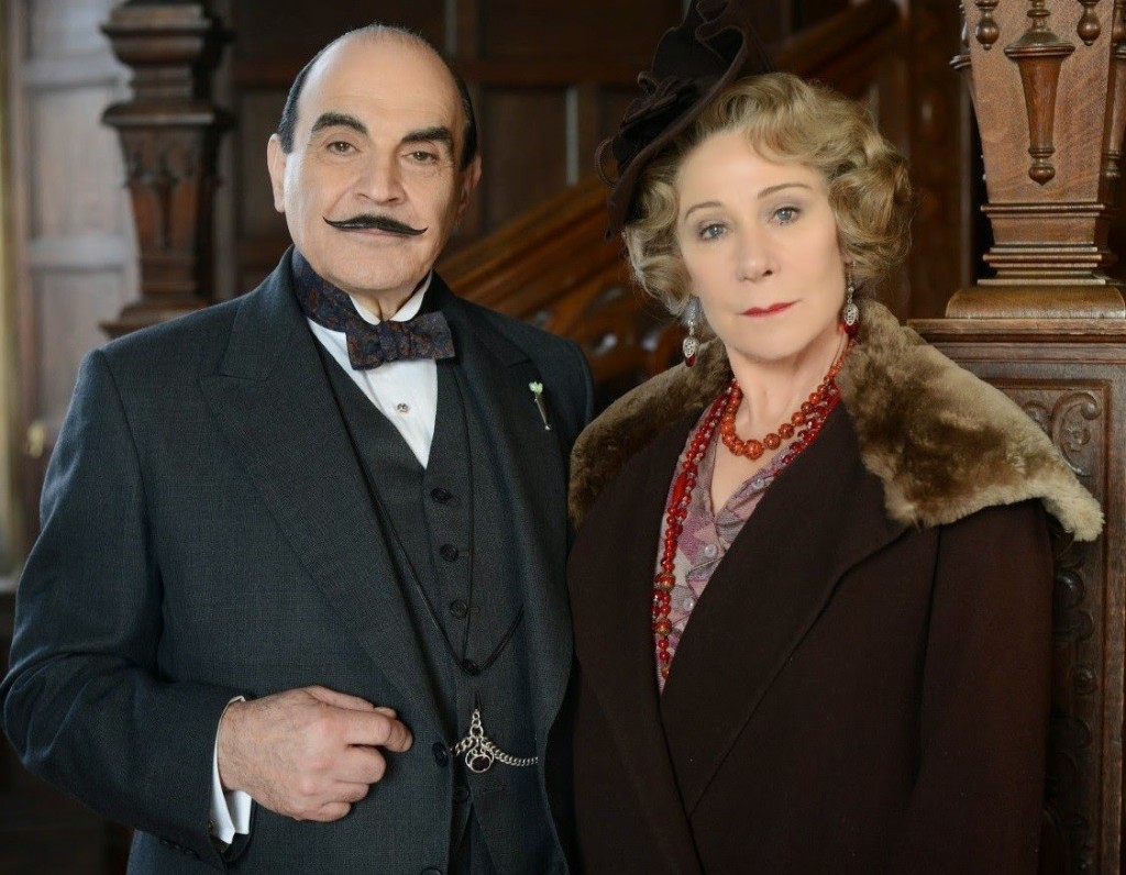 Hercule Poirot e Ariadne Oliver na famosa série da BBC que explora os mistérios de Agatha Christie. A atriz Zoë Wanamaker é quem dá vida ao alter-ego da Rainha do Crime