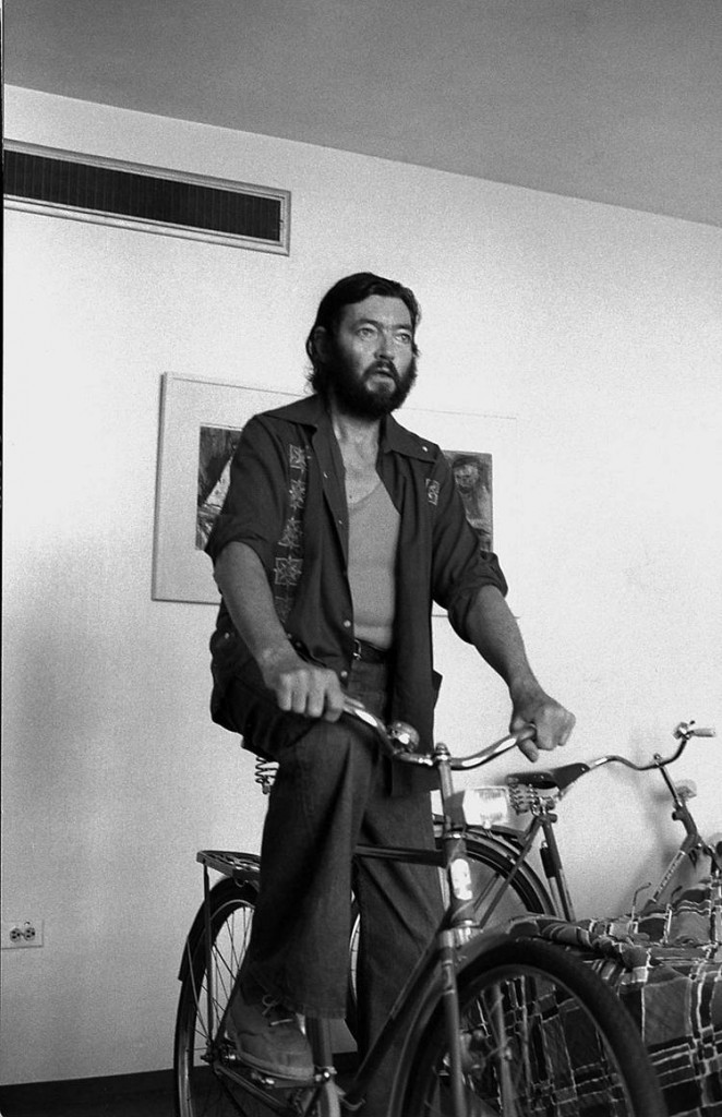 O grande Júlio Cortázar fazendo pose na sua bicicleta