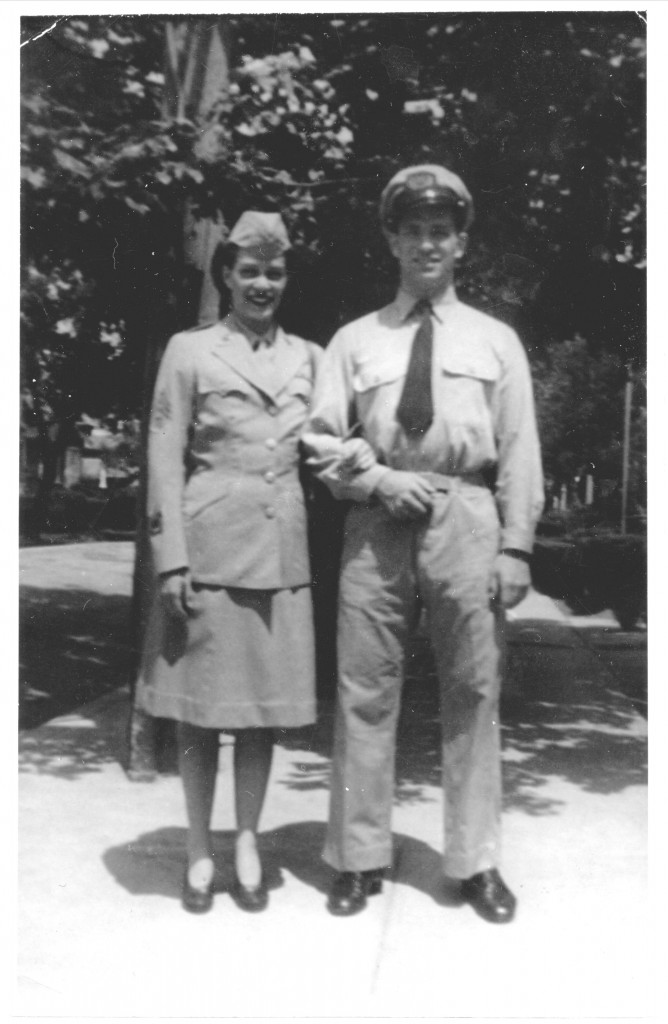 Jack com uniforme da Marinha Mercante, ao ldo de sua irmã Nin (Carolyn) num uniforme do Corpo de Exército Feminino, 1942