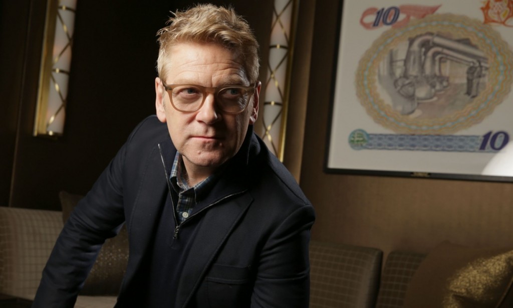 Kenneth Branagh - na parede atrás dele está uma obra de Eric Ravilious, cuja mais famosa pintura, "Locomotiva na paisagem", mostra um vagão de trem. Fotografia: Eric Charbonneau / Invision / AP